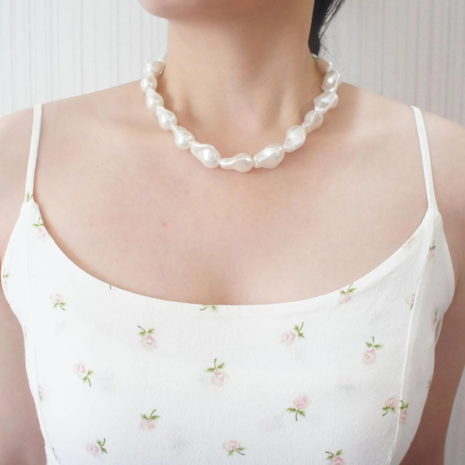 Chunky Pearl Necklace for Women Boho Irregular Pearl Choker Necklace Baroque Pearl Beaded Necklace Vintage Pearl Charm Choker Necklace Trendy Wedding Jewelry for Women