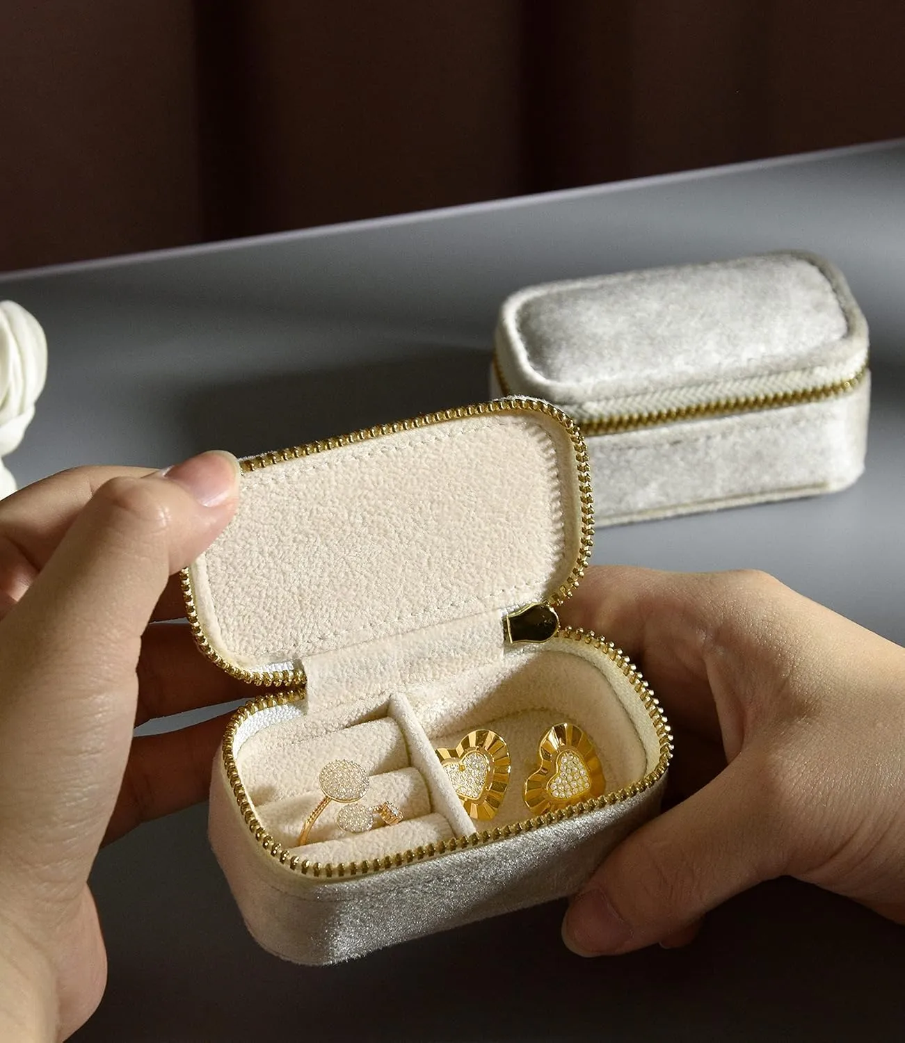Mini Travel Jewelry Case, Velvet Small Travel Jewelry Box, Portable Tiny Jewelry Travel Organizer Box for Rings Earrings Necklaces, Gifts for Women Girls(Beige)