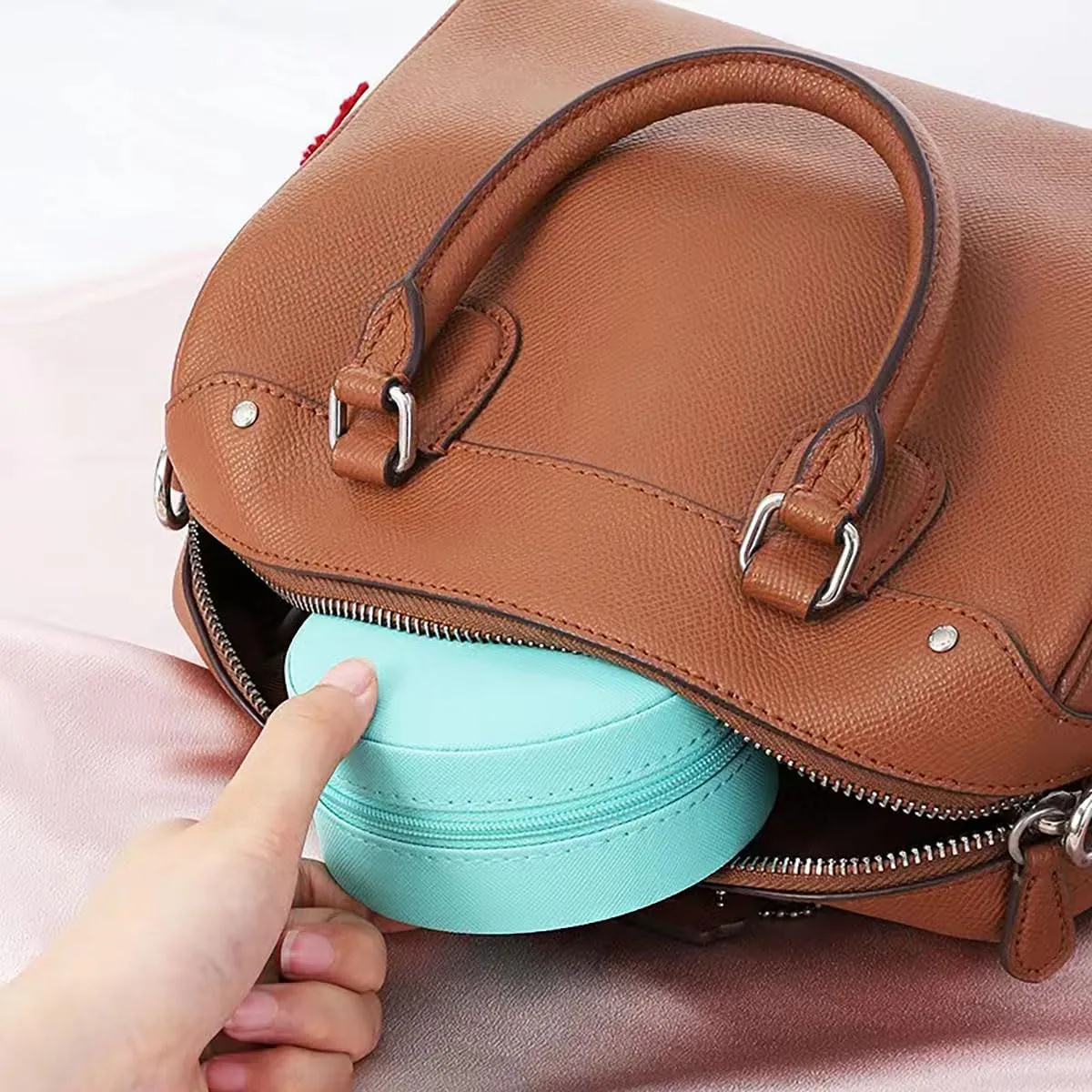RT&BS Small Travel Jewelry Case, Round Mini Travel Jewelry Box for Rings Earrings Necklaces, Gifts for Women Girls (Cyan Blue)