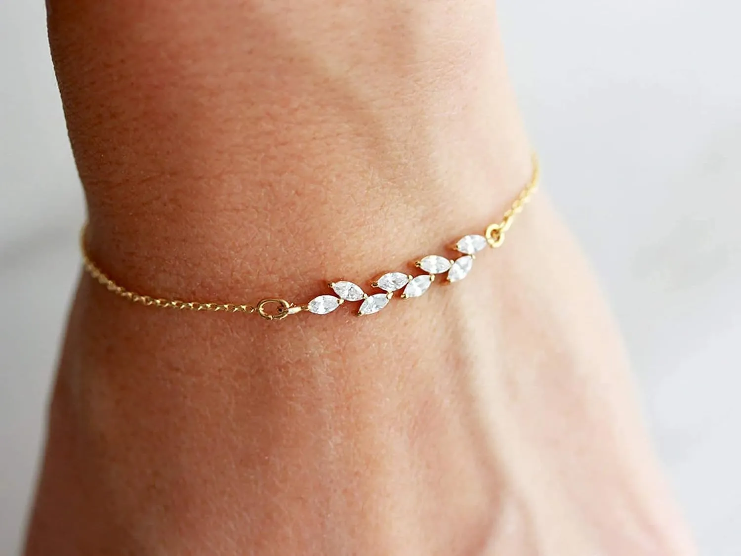 VIROMY Cubic Zirconia Classic Tennis Bracelet 18K Gold Plated Adjustable Pull Chain Tennis Bracelet Minimalist CZ Simulated Diamond Bracelets Everyday Jewelry Gifts for Women